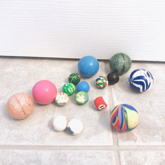 NEW 16 Assorted Bouncy Balls - Picture 2 of 3